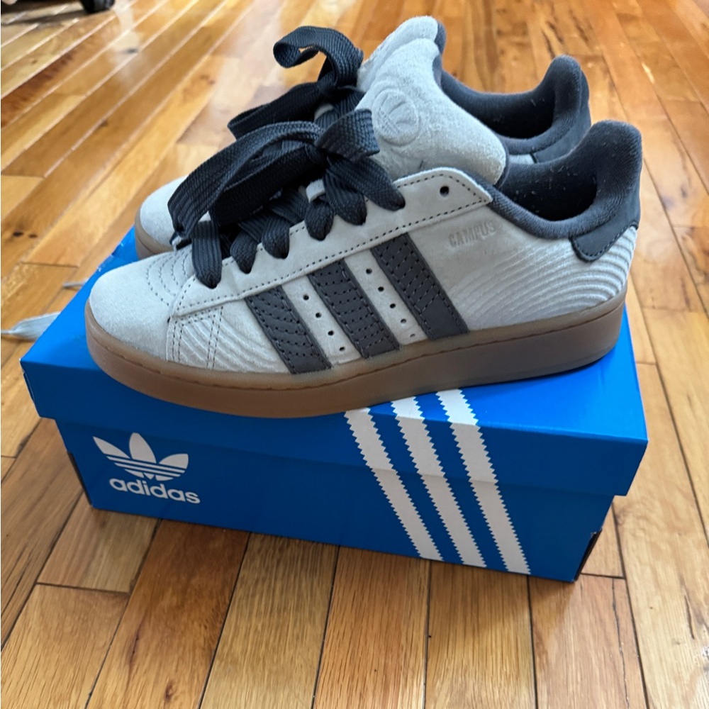 Adidas campus big kids size 6.5 = women’s 8